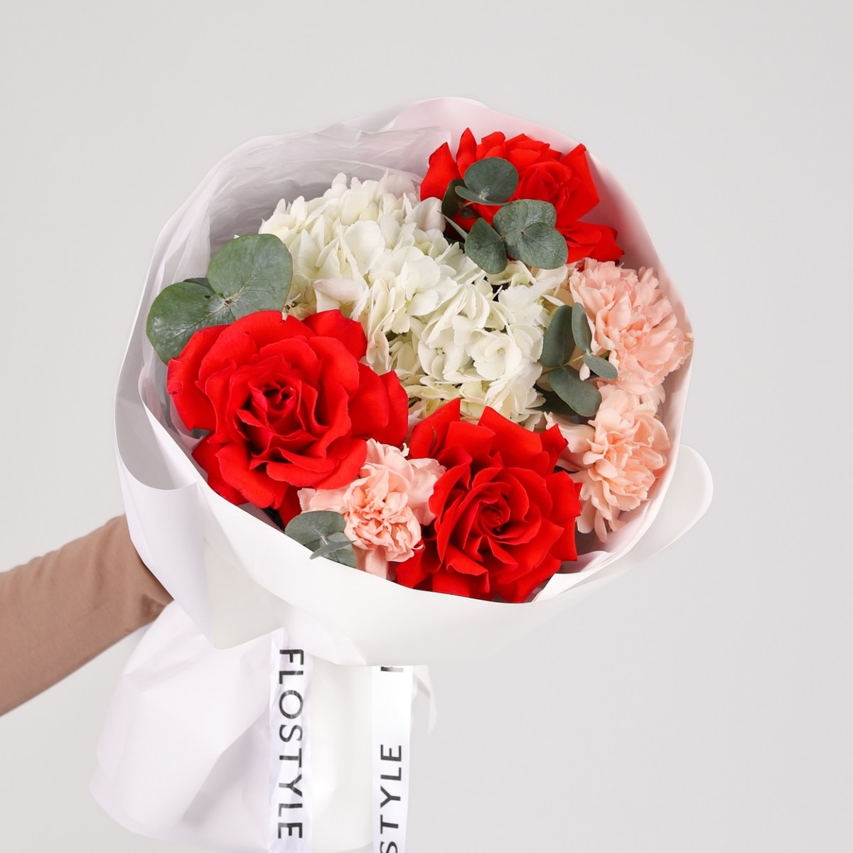 buket s gortenziej i krasnoj rozoj 6